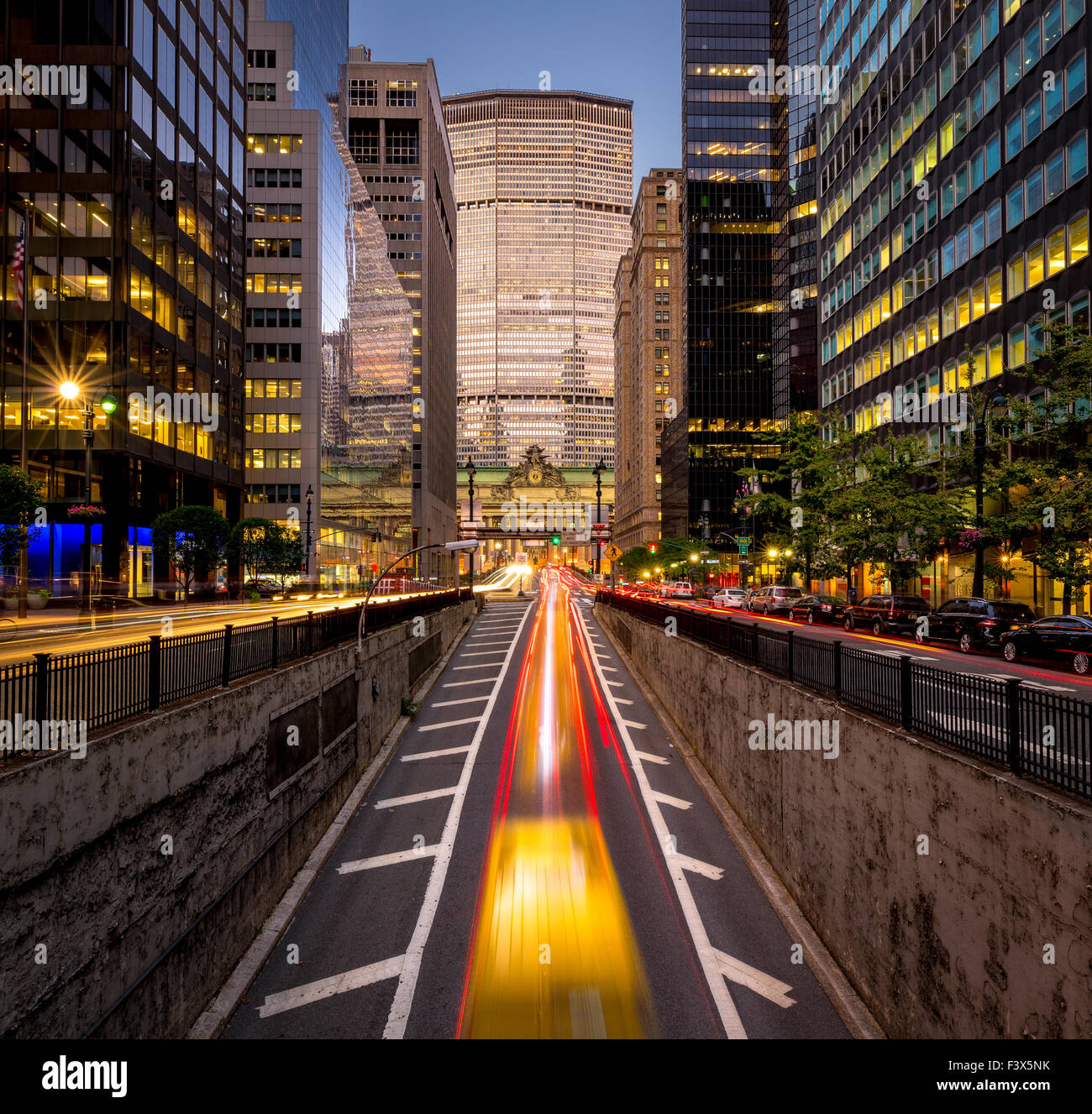 Auto leichte Wanderwege im Park Avenue South, Midtown Manhattan. Abendlicht am New Yorker Wolkenkratzer und Grand Central Terminal Stockfoto