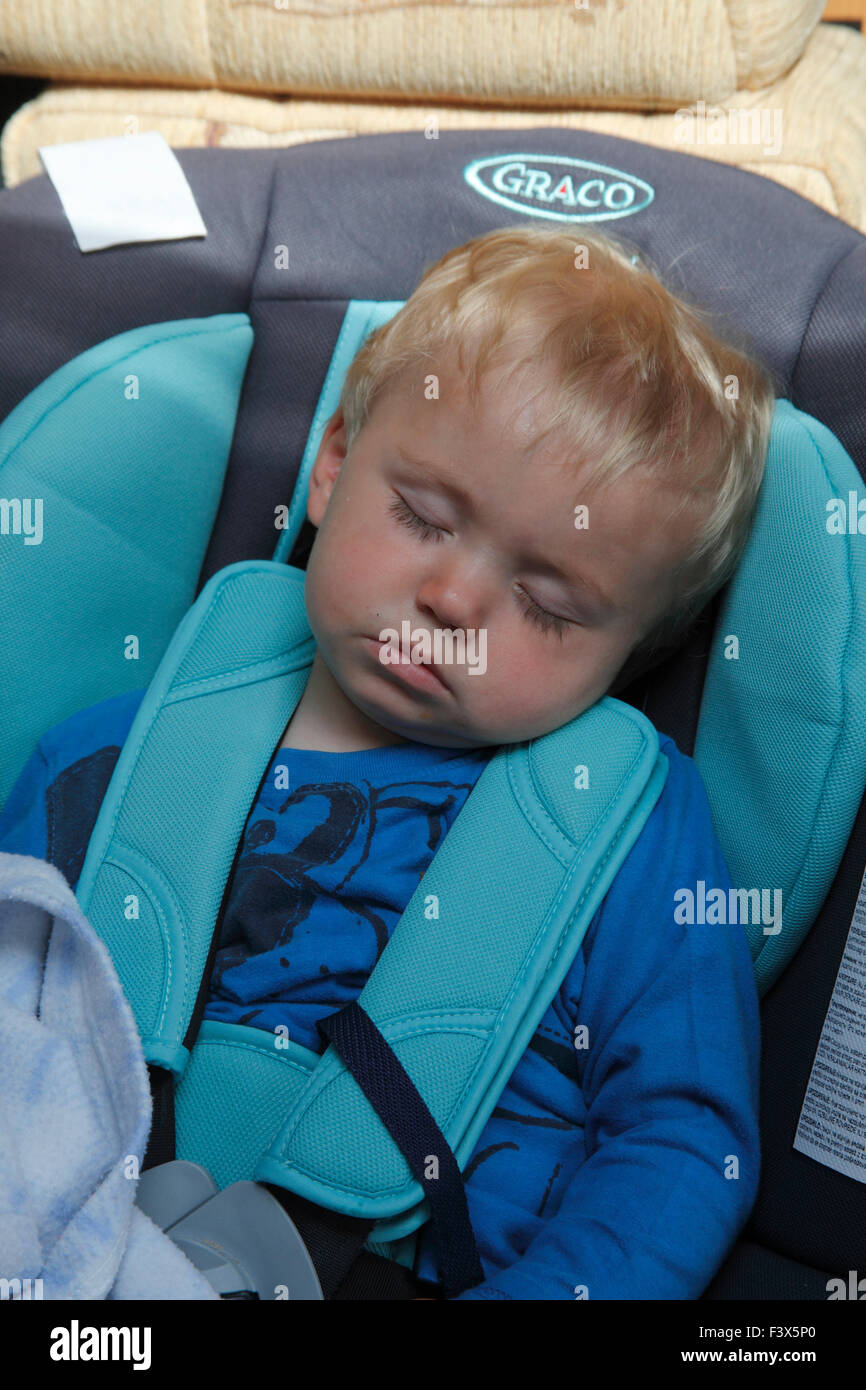 Kleinkind im Kindersitz schlafen Stockfoto
