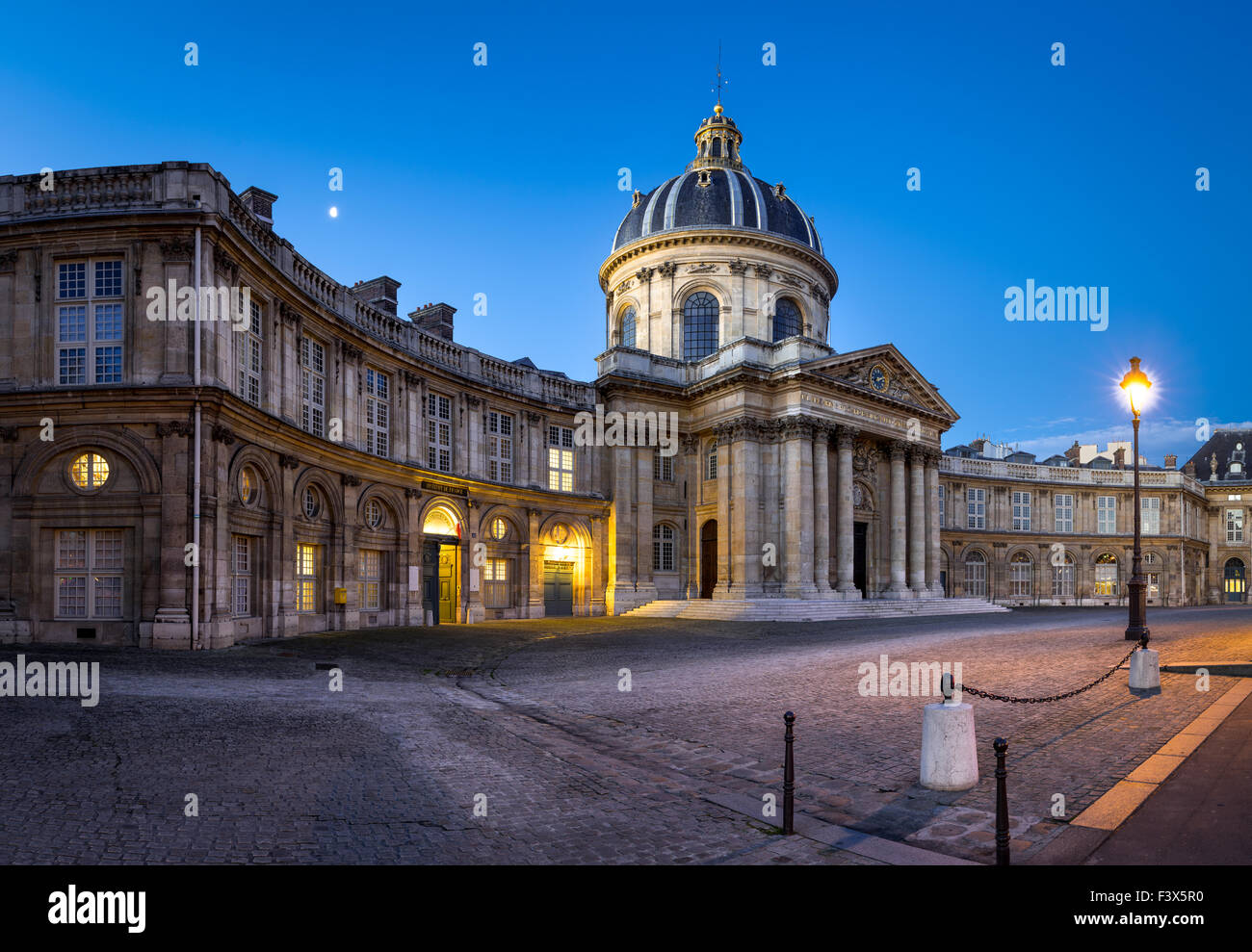 Innenhof des französischen Instituts (Institut de France), Heimat der französischen Akademie, im Morgengrauen, Rive Gauche, Paris, Frankreich Stockfoto
