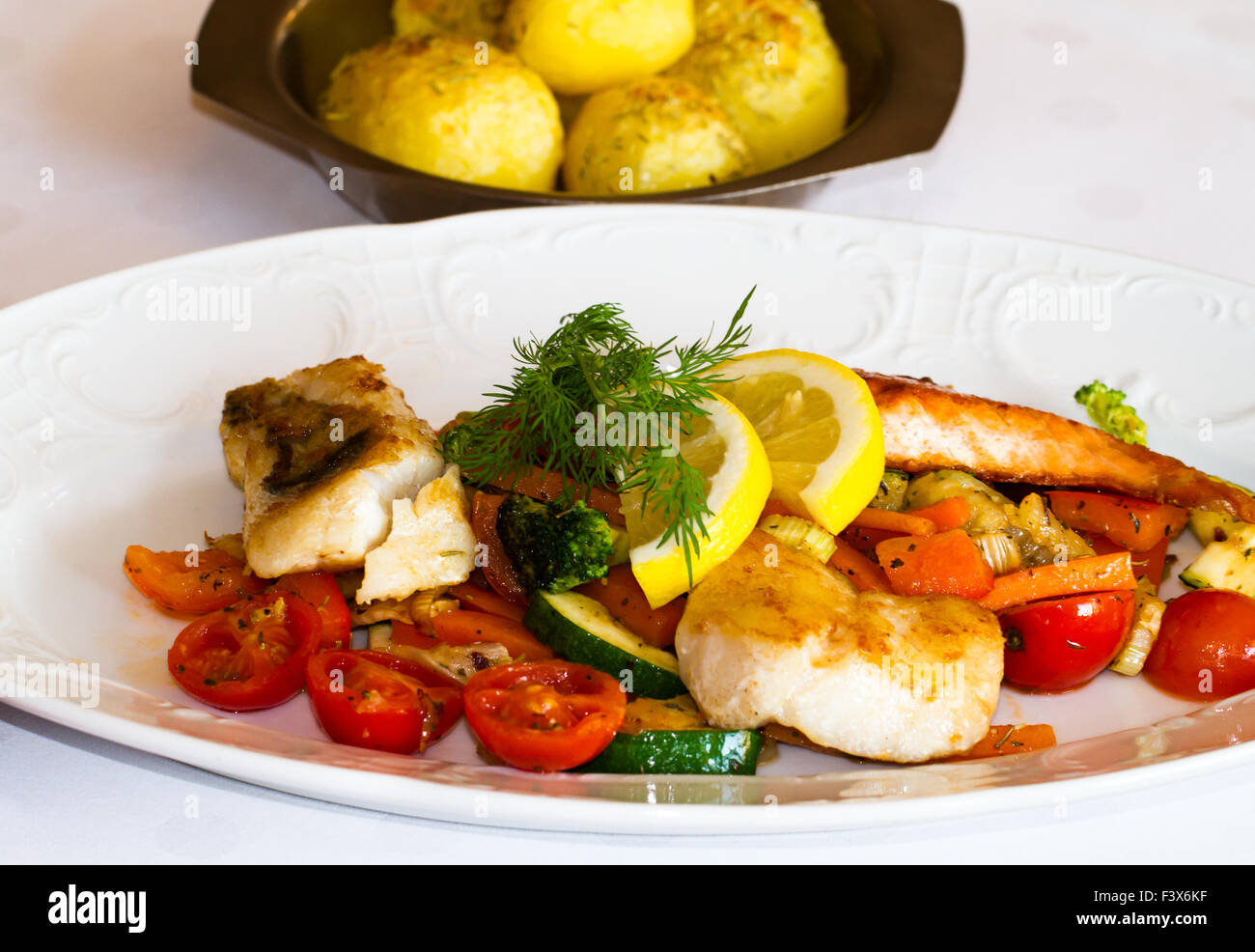 gedeckter Tisch mit Zander Fisch Hueter Stockfoto