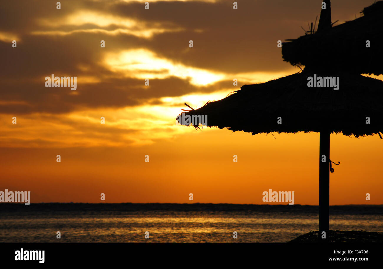 Sonnenaufgang über der ägyptischen Küste des Roten Meeres Stockfoto