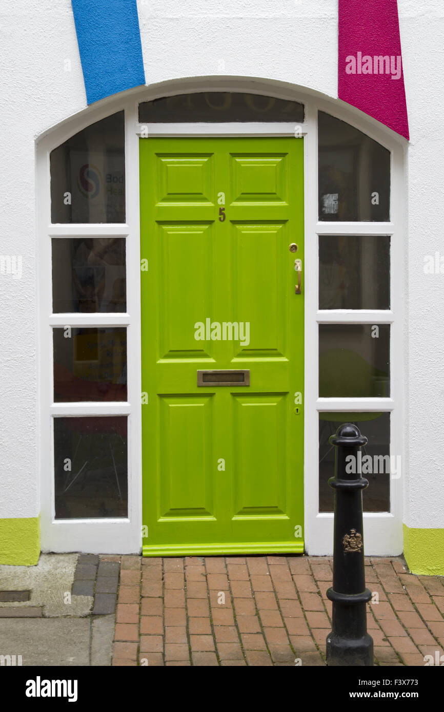 grüne Tür mit Glasrahmen Stockfoto