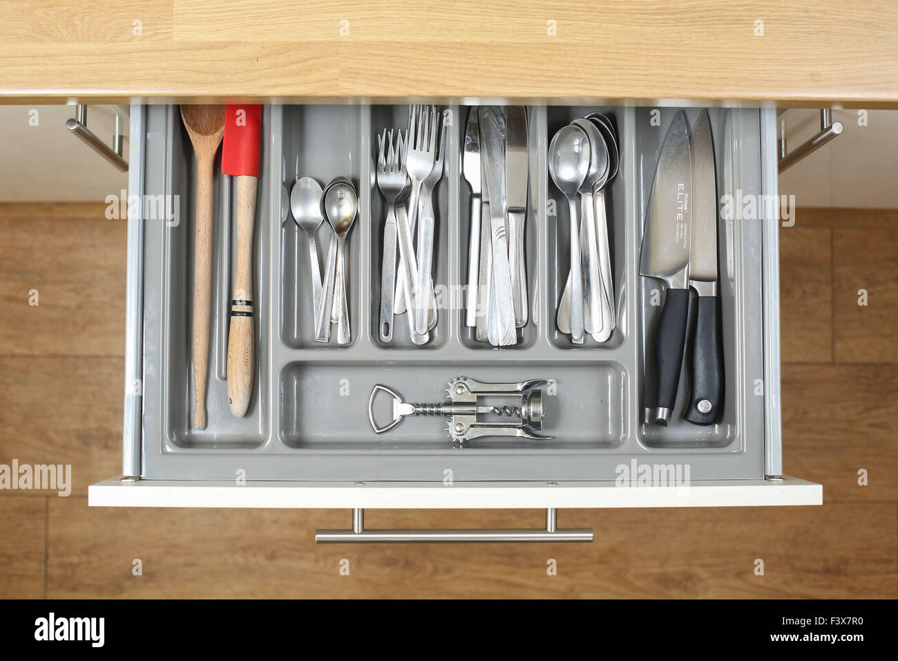 Eine Küche Schublade voll aller Besteck, Messer und Utensilien herauf einen Sturm zu kochen. Stockfoto