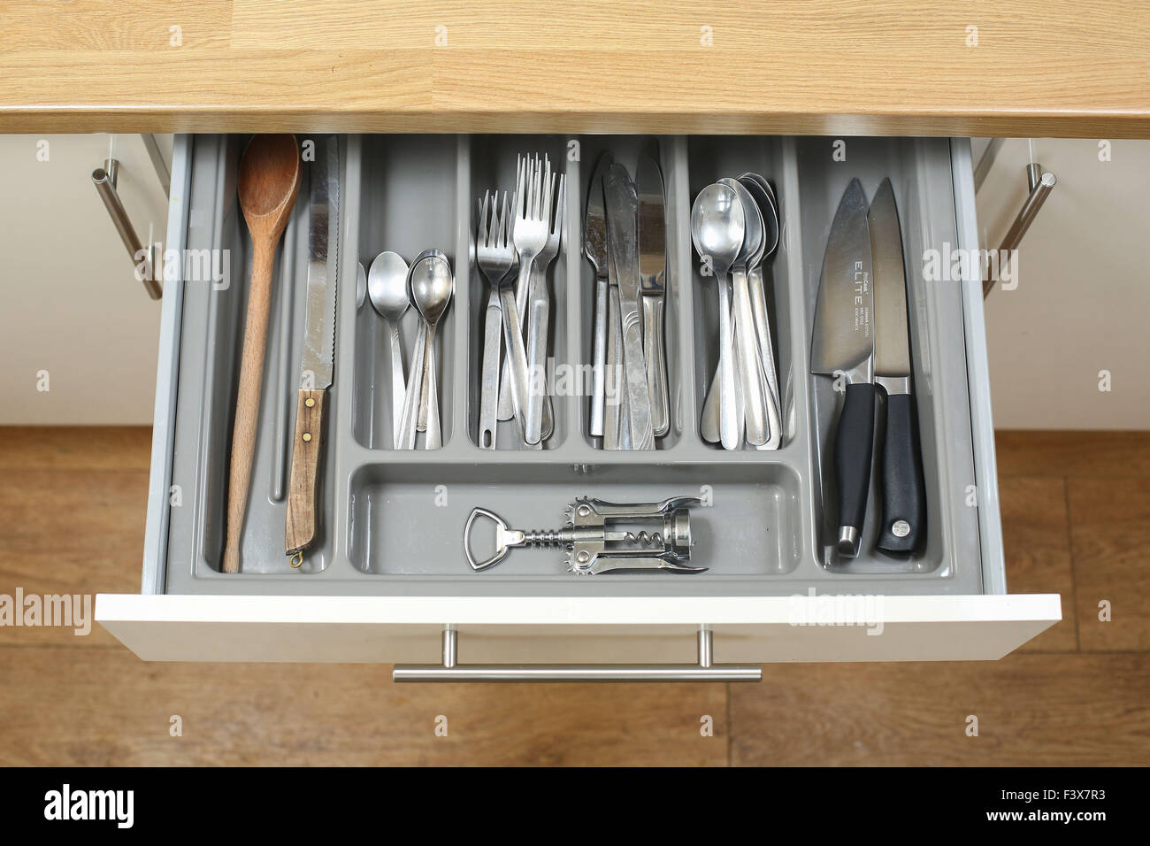 Eine Küche Schublade voll aller Besteck, Messer und Utensilien herauf einen Sturm zu kochen. Stockfoto