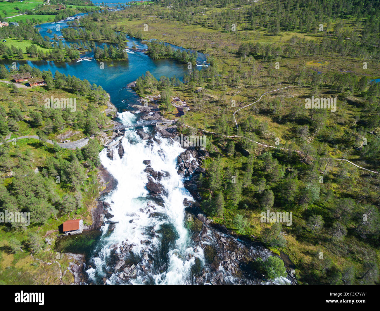 Luftaufnahme des Likholefossen Wasserfälle, beliebte Touristenattraktion in Norwegen Stockfoto