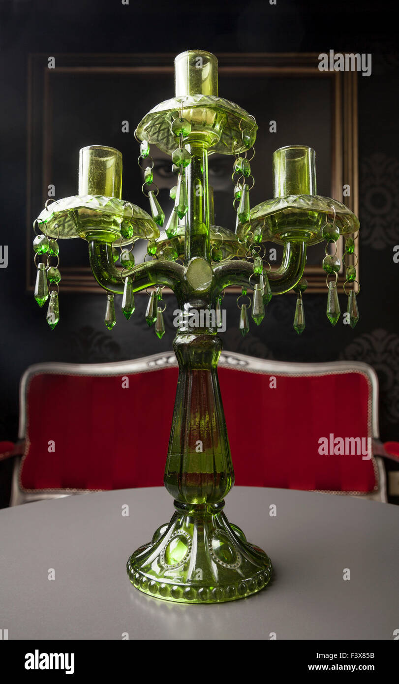 grünes Glas Kerze auf dem Tisch Stockfoto