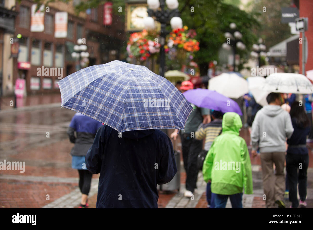 Menschen halten Sonnenschirme im Regen, Vancouver Stockfoto