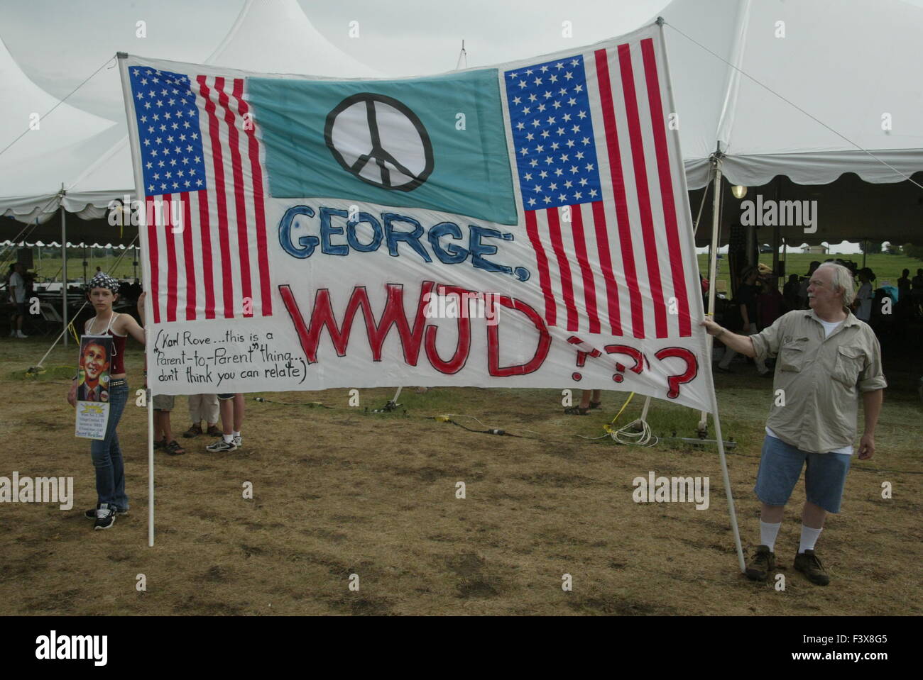 Anti-Kriegs-Demonstranten, zusammen mit Aktivisten Cindy Sheehan, versammeln sich in Crawford, Texas, um protest gegen Bush. Sheehan hatte gebeten, Bush über den Tod ihres Sohnes Casey Sheehan während des Krieges im Irak zu sprechen, aber Bush weigerte sich, mit ihr zu reden. Sheehan geschworen zu campen, bis Bush mit ihr sprach, aber er tat es nie. Stockfoto