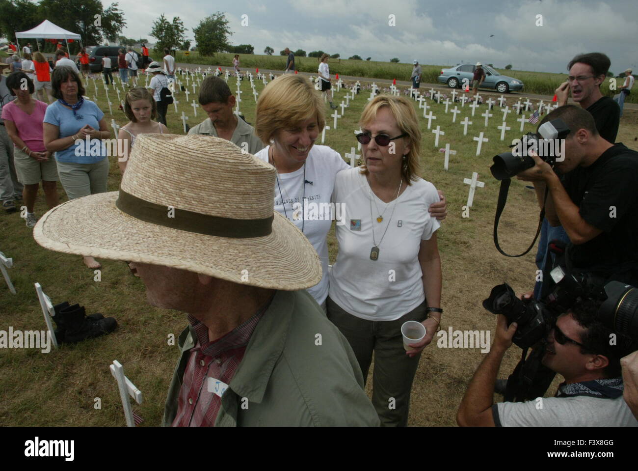 Anti-Kriegs-Demonstranten, zusammen mit Aktivisten Cindy Sheehan, versammeln sich in Crawford, Texas, um protest gegen Bush. Sheehan hatte gebeten, Bush über den Tod ihres Sohnes Casey Sheehan während des Krieges im Irak zu sprechen, aber Bush weigerte sich, mit ihr zu reden. Sheehan geschworen zu campen, bis Bush mit ihr sprach, aber er tat es nie. Stockfoto