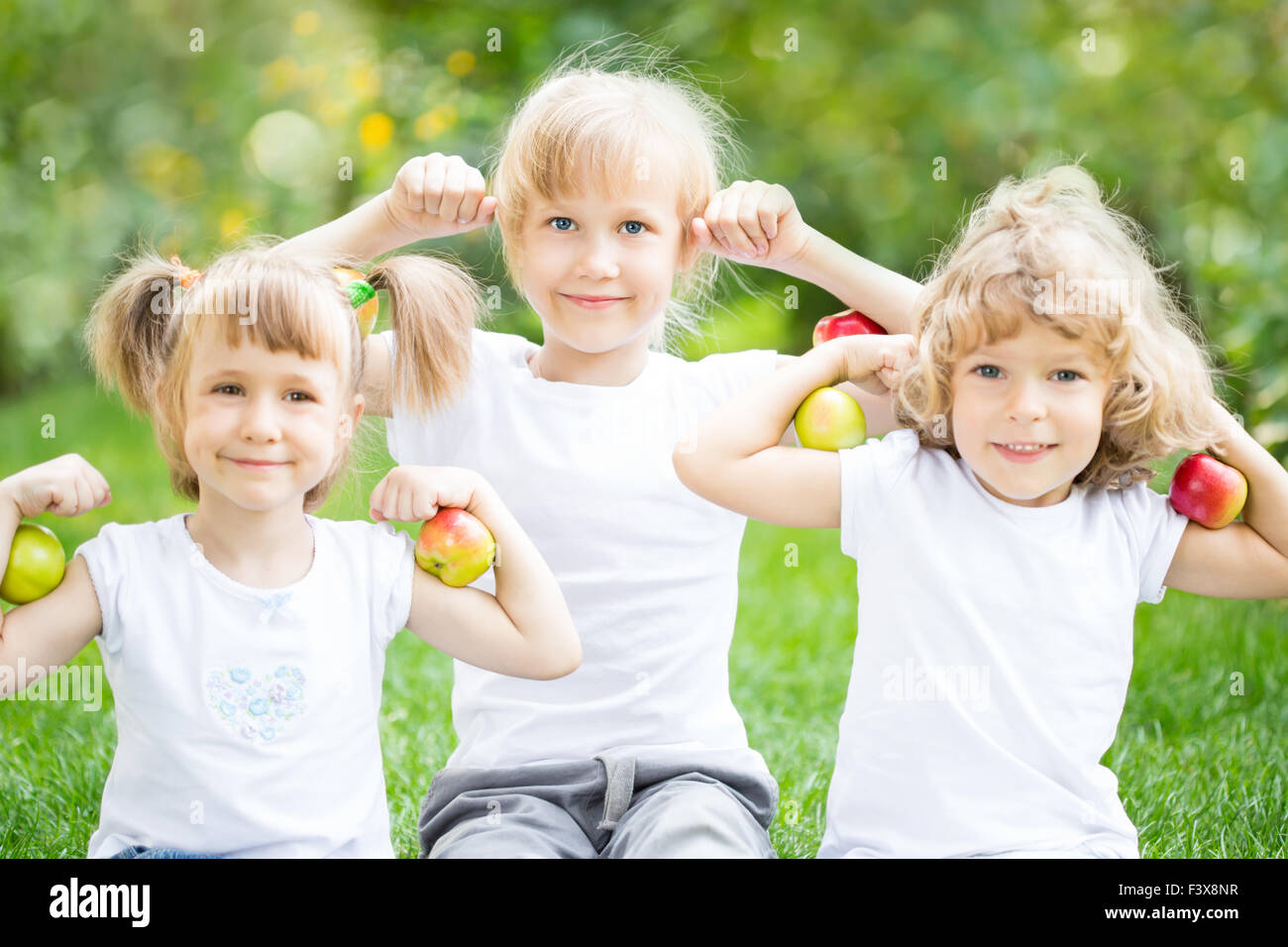 Glückliche Kinder mit Äpfeln Stockfoto