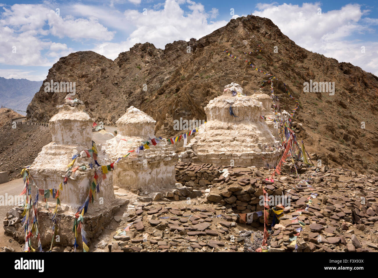 Indien, Jammu & Kashmir, Ladakh, Leh, Linie von Chörten am Eingang zum Kloster Namgyal Tsemos Gompa Stockfoto