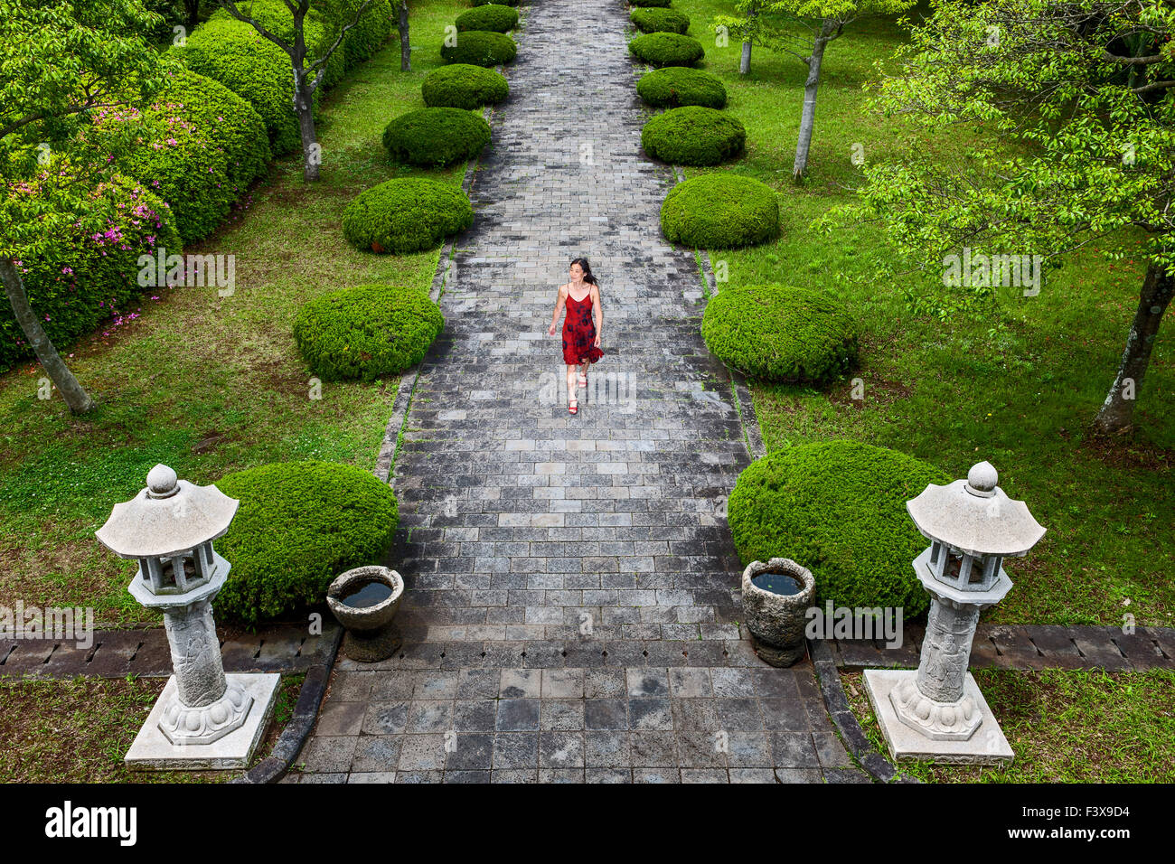 Frau im roten Kleid in einem Tempel auf der Insel Jeju Stockfoto
