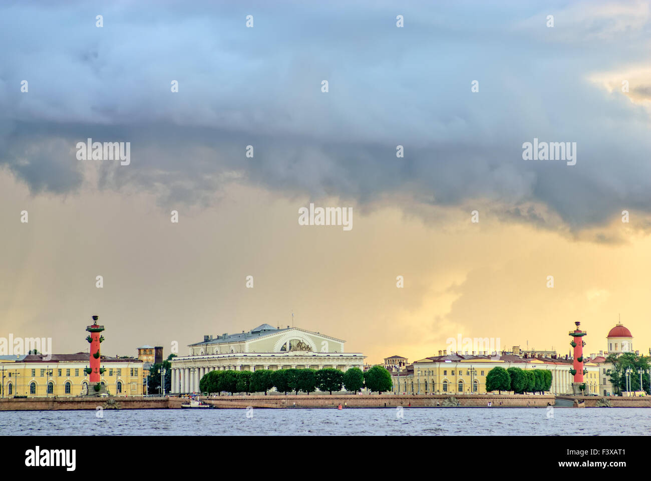 Gewitterwolken über St. Petersburg Stockfoto