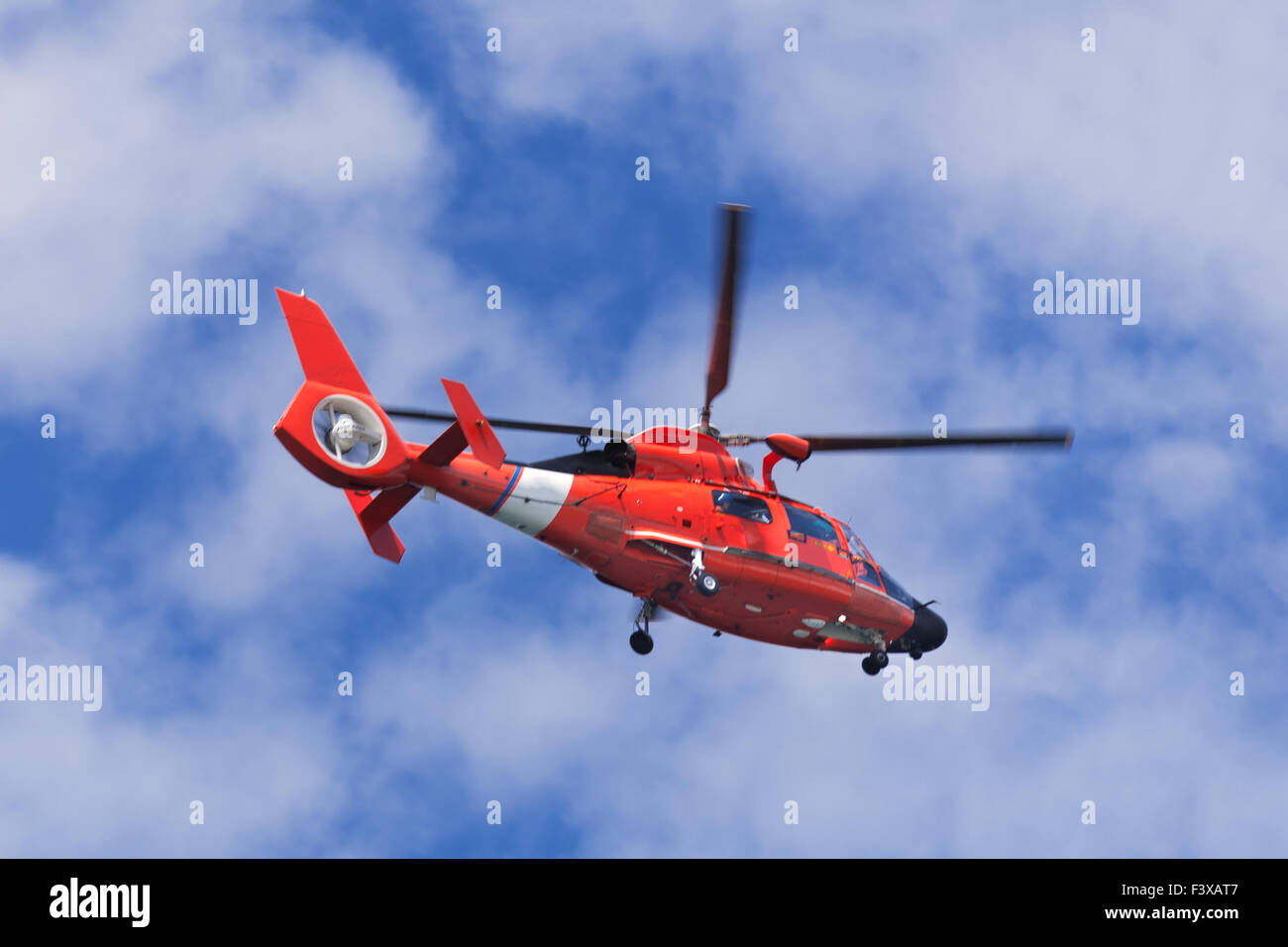 Roten Rettungshubschrauber in blauer Himmel bewegen Stockfoto