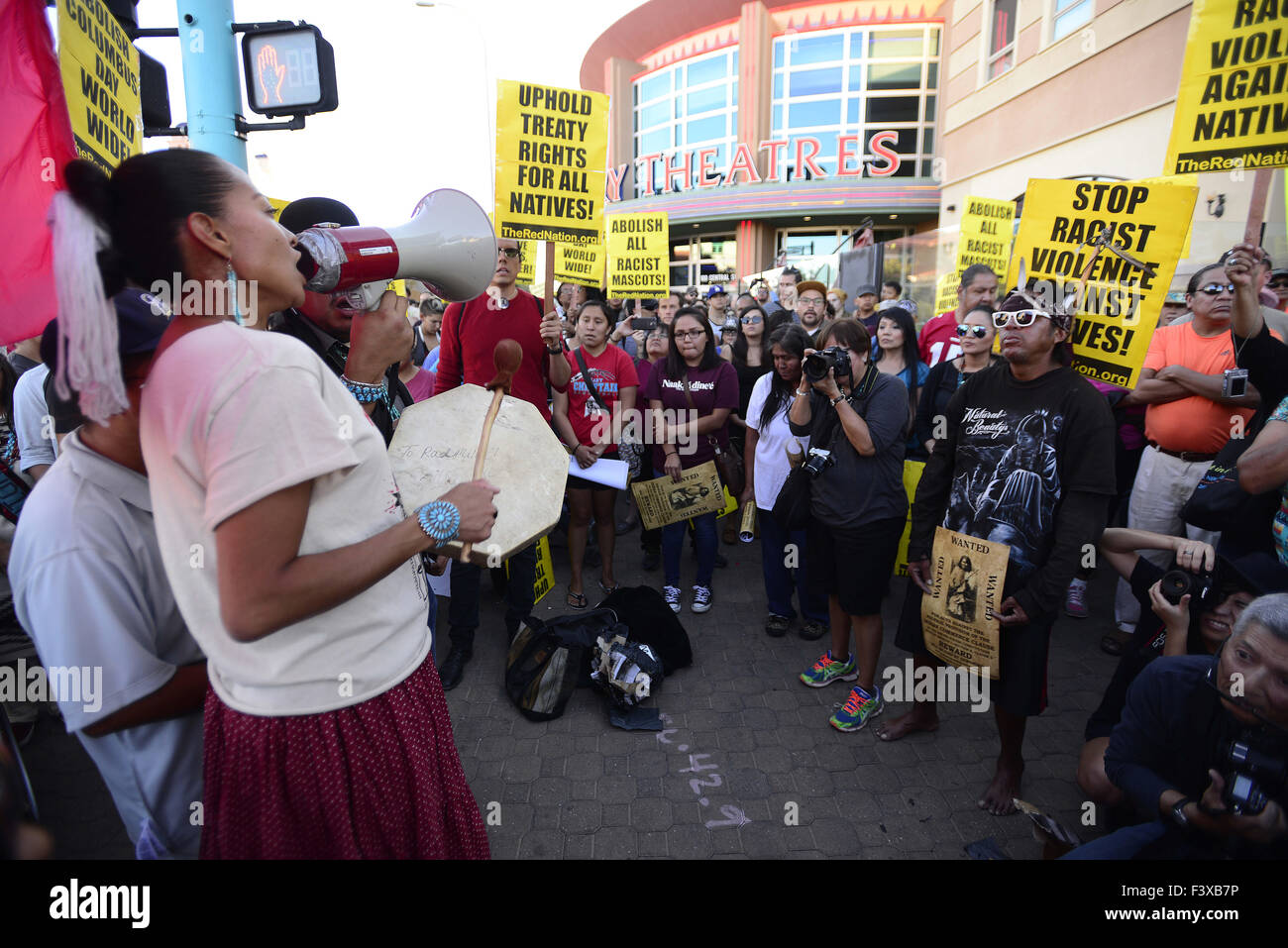 Albuquerque, NEW MEXICO, USA. 12. Oktober 2015. 101215.Radmilla Cody, Leupp, Arizona, schlägt der Rallyesport Trommel vor dem Start der indigenen Völker am März in Downtown Albuquerque stattfand. Fotografiert auf Montag, 12. Oktober 2015. / Adolphe Pierre-Louis/Journal. © Adolphe Pierre-Louis/Albuquerque Journal/ZUMA Draht/Alamy Live-Nachrichten Stockfoto