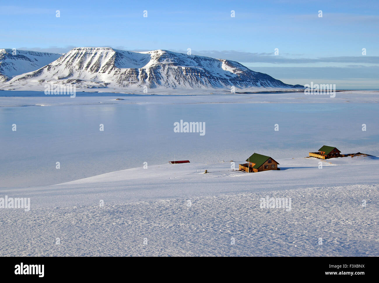 Ferienhäuser in unberührter Winterlandschaft Stockfoto