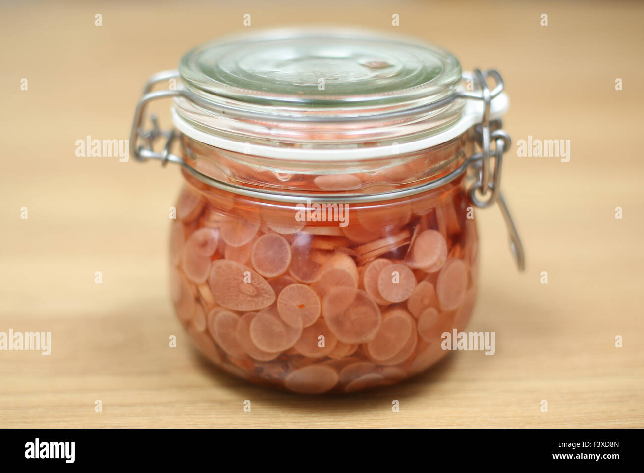 Ein Glas geschnittene und eingelegte Radieschen. Stockfoto