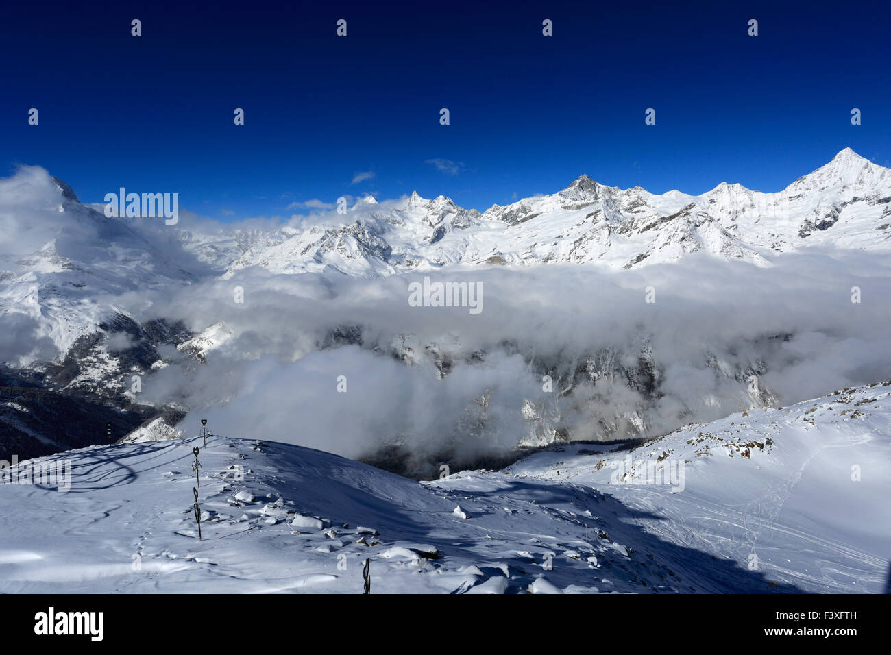 Winterschnee, Schweizer Alpen-Gebirge, Skigebiet Zermatt, Kanton Wallis, Walliser Alpen, Süden der Schweiz, Europa. Stockfoto