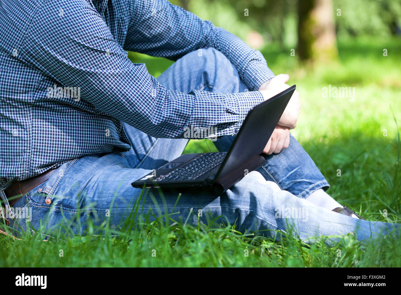 Detail der Hände und Laptop-Tastatur. Stockfoto