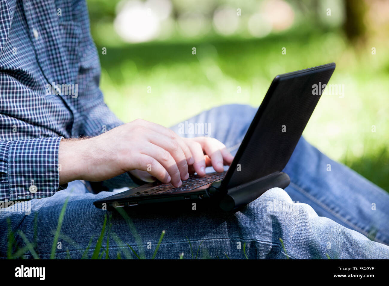 Detail der Hände und Laptop-Tastatur. Stockfoto