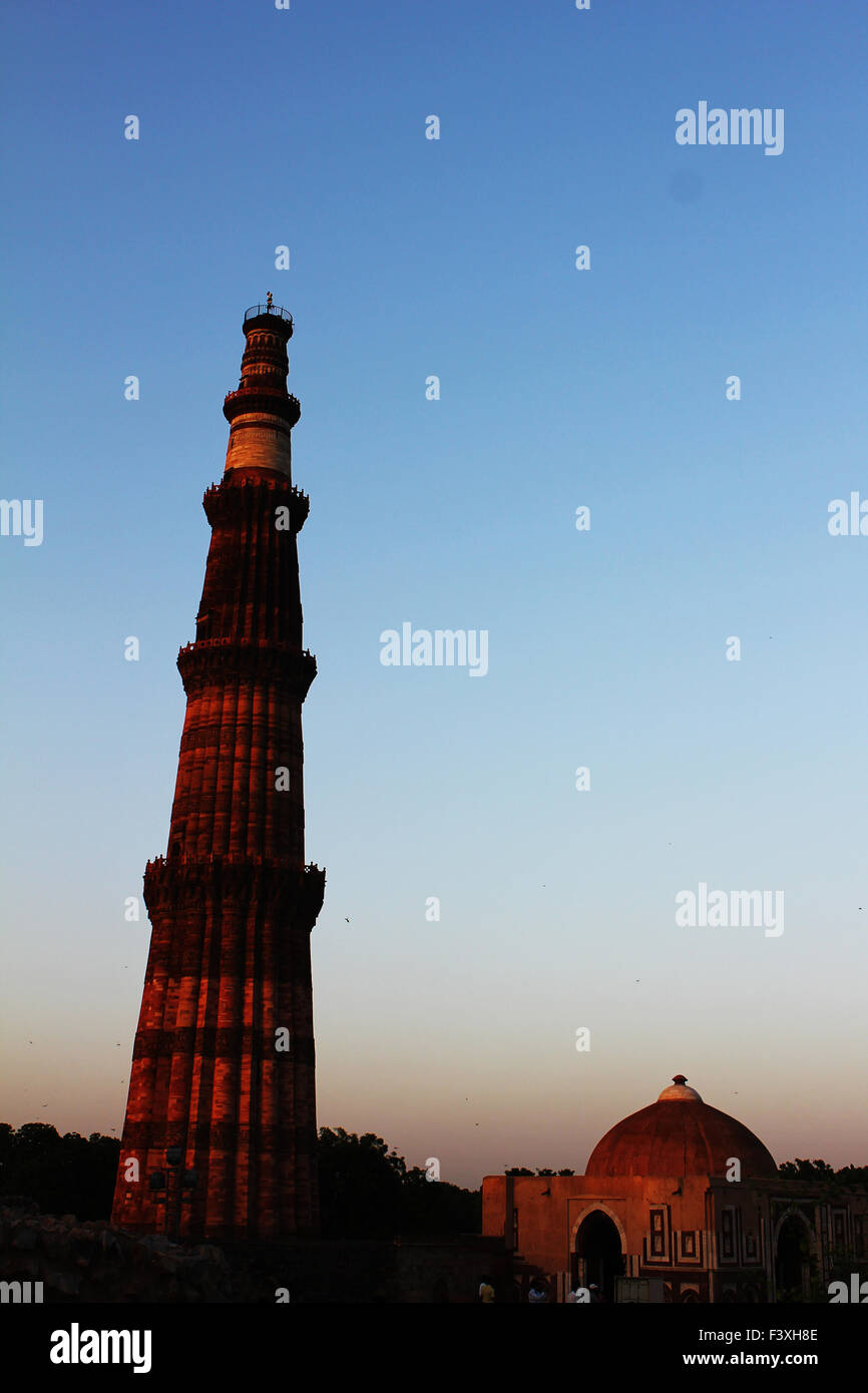 Qutub minar im Sonnenuntergang Stockfoto