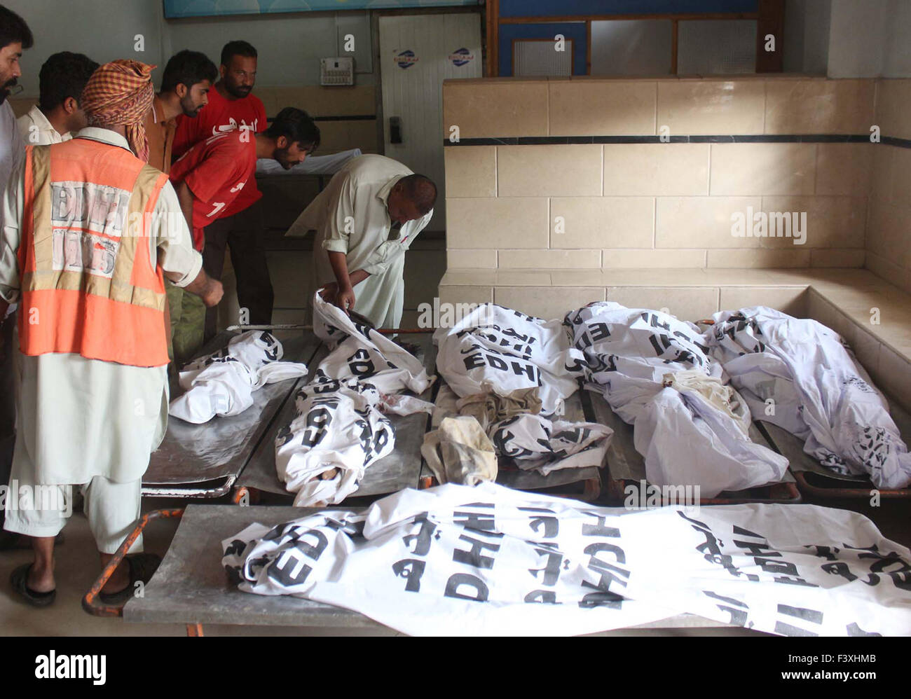 Wiederhergestellten Leichen nach ein Erdrutsch Hütten im Gulistan Johar Block-1-Gebiet von Karachi als Verschiebung in Edhi Leichenhalle auf Dienstag, 13. Oktober 2015 getroffen. Rutschungen töteten mindestens 11 Menschen, darunter drei Frauen und vier Kinder auf Dienstag, 13. Oktober 2015. Stockfoto