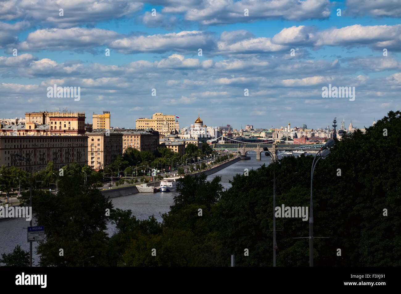 12.06.2015. Russland-Moskau. Blick auf die Ufer der Moskwa. Vom Gorki-Park. Russland-Tag. Stockfoto