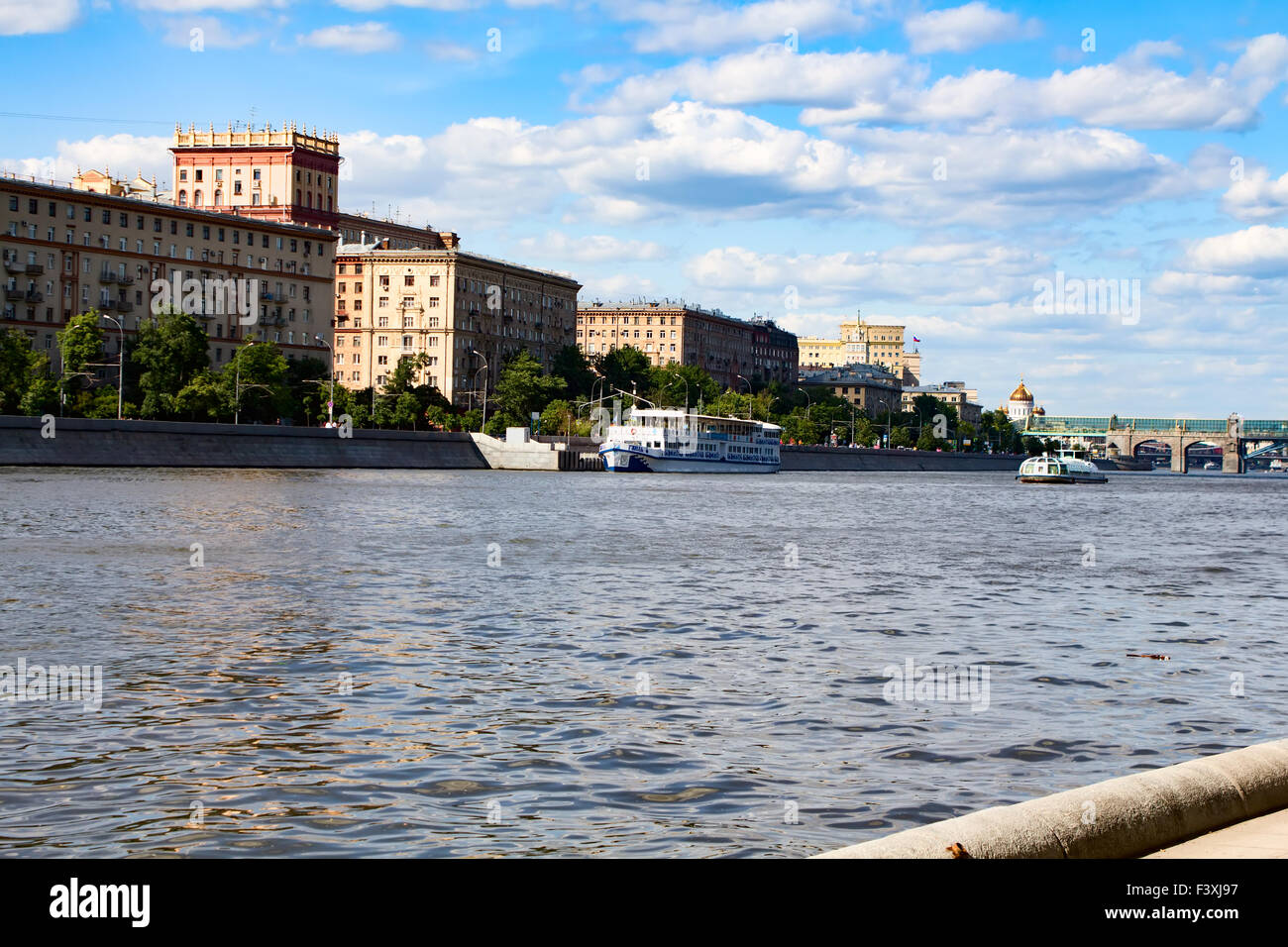 12.06.2015. Russland-Moskau. Blick auf die Ufer der Moskwa. Vom Gorki-Park. Russland-Tag. Stockfoto