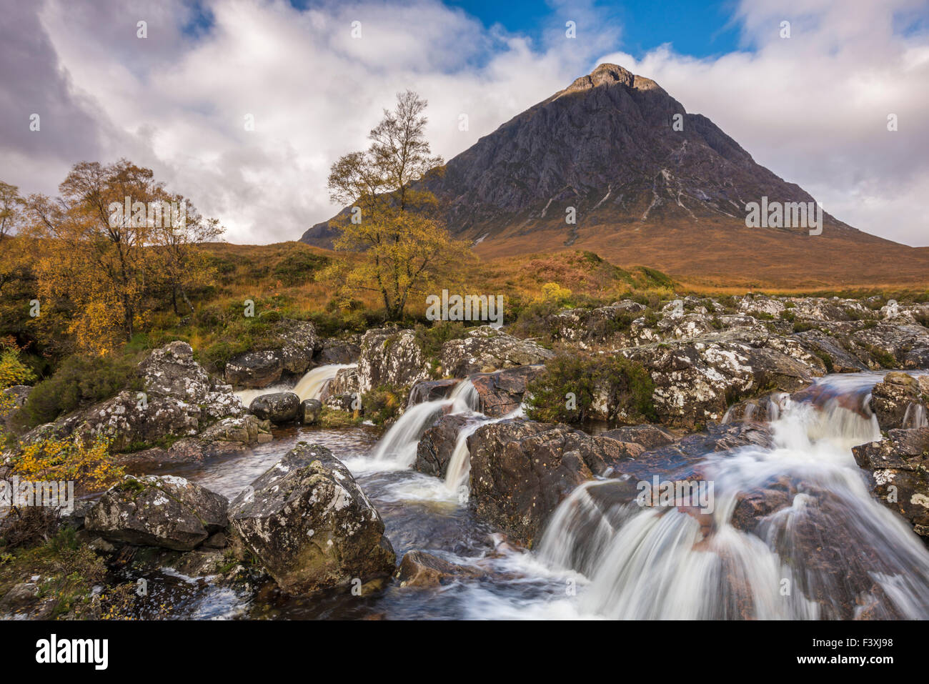 Munro, Buachaille Etive Mor an einem herbstlichen Morgen mit Blick auf den Fluss Coupall, Argyll and Bute, Scotland Stockfoto