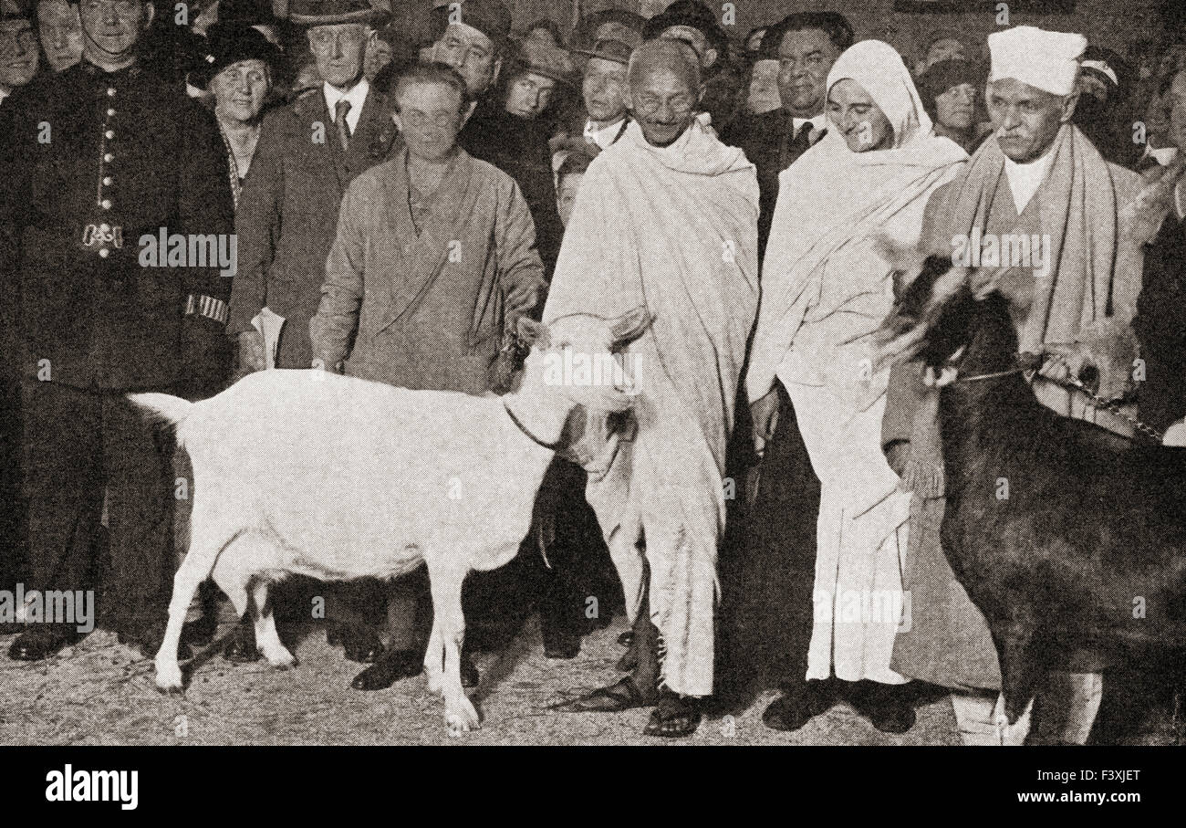 Mahatma Gandhi kommt in London, England im Jahre 1931 mit seinem Schüler, Madeleine Slade, und seine zwei Ziegen.  Mohandas Karamchand Gandhi, 1869-1948.  Führer der indischen Unabhängigkeitsbewegung im britisch beherrschten Indien. Madeleine Slade aka Mirabehn, 1892 – 1982.  Britische Frau, die ihr Zuhause in Großbritannien leben und arbeiten mit Gandhi zu verlassen. Stockfoto