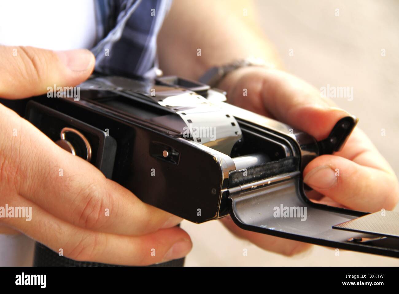 Einfügen des Films in analoge Fotokamera Stockfoto