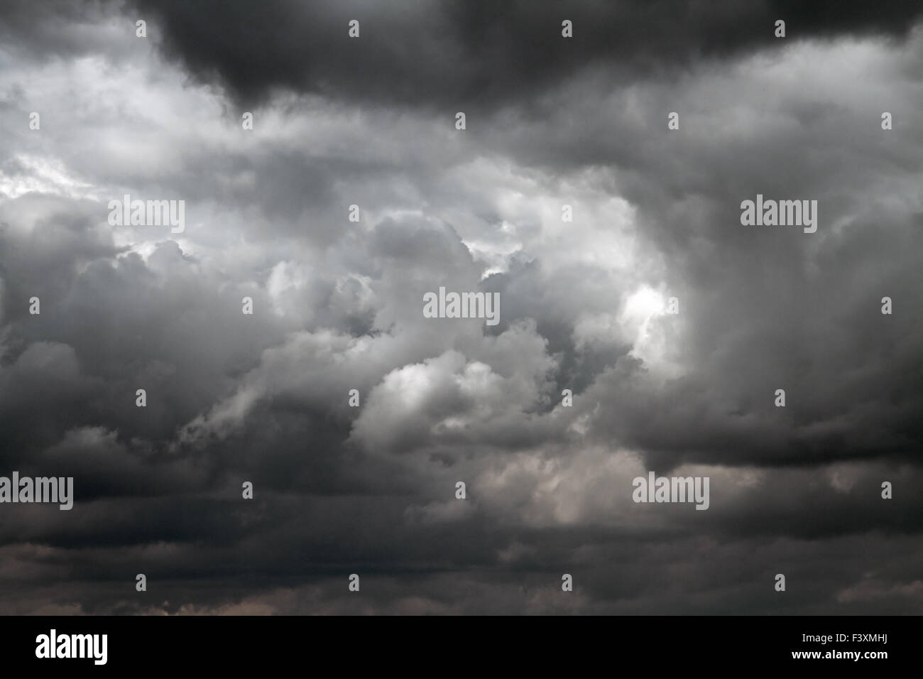 Gewitterwolken vor Regen Stockfoto