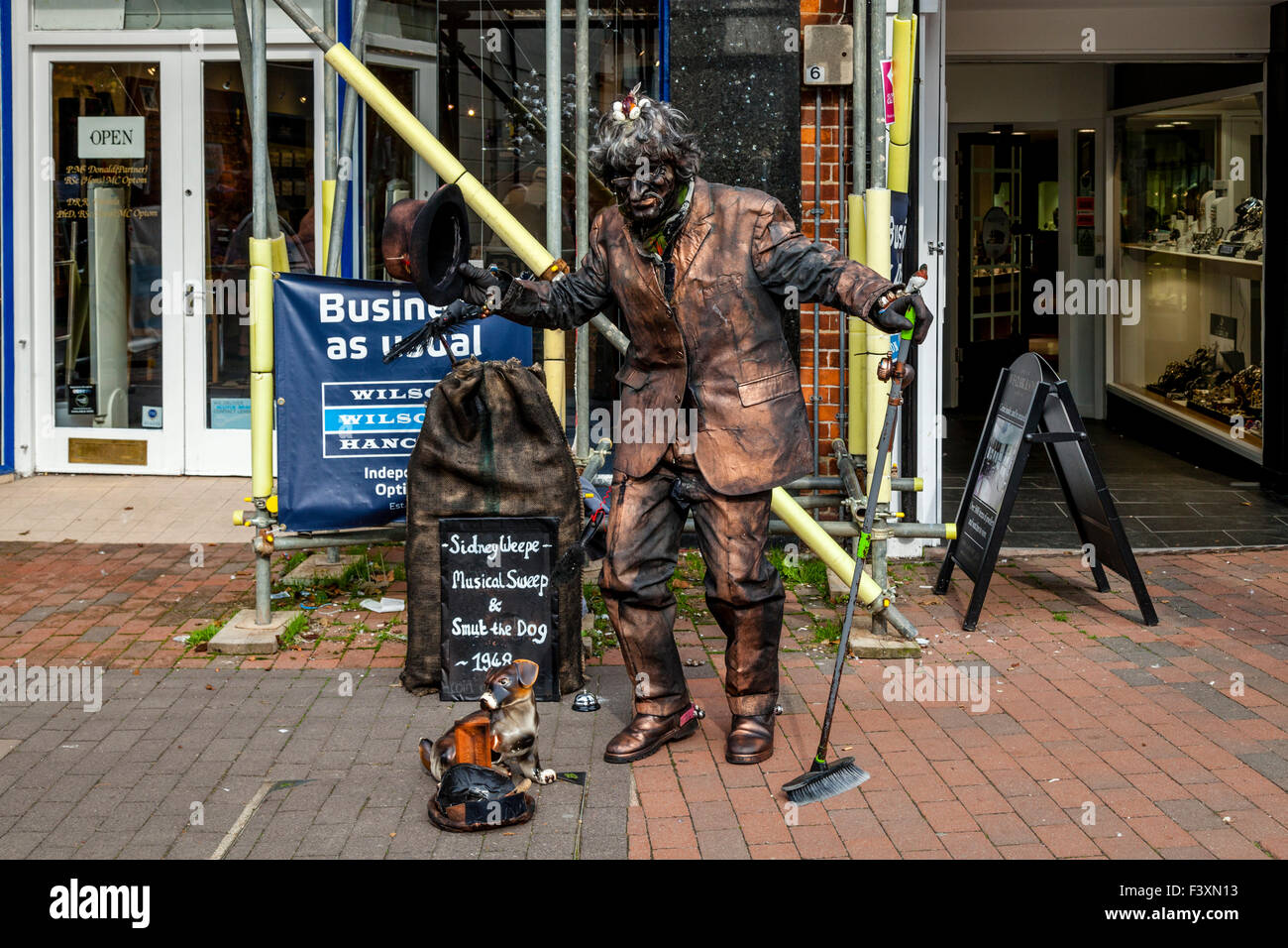 A Street Entertainer führt In die Stadt Lewes während der Städte jährliche Volksfest, Lewes, Sussex, UK Stockfoto