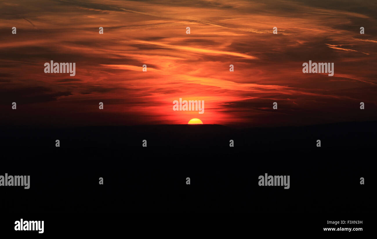 Roter Sonnenuntergang Himmel stürmischen Wolken Stockfoto