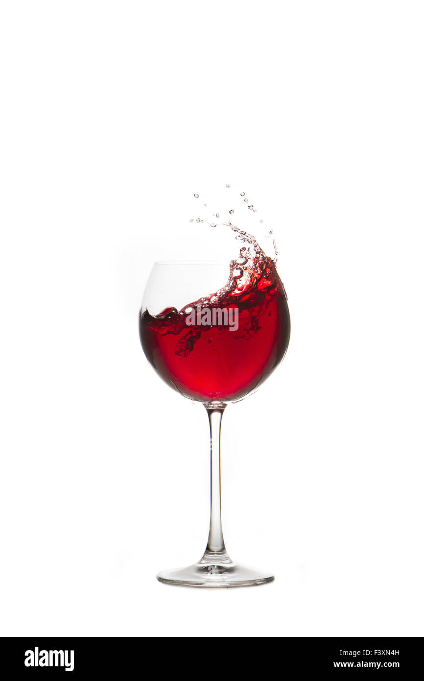 Rotwein Glas Spritzen, mit weißem Hintergrund Stockfoto