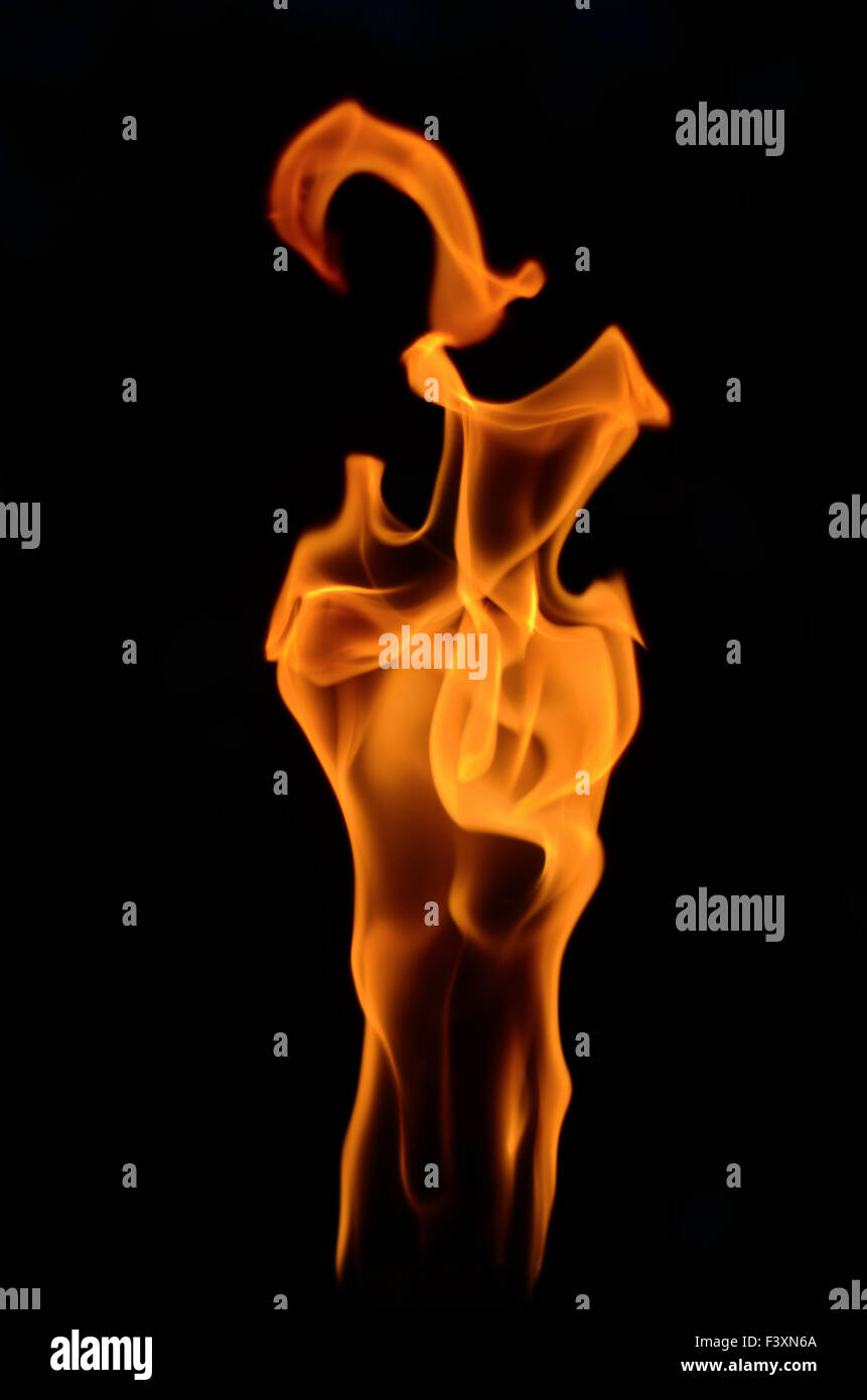 Schleifen von Flammen aus einer Tiki-Fackel Feuer Stockfoto