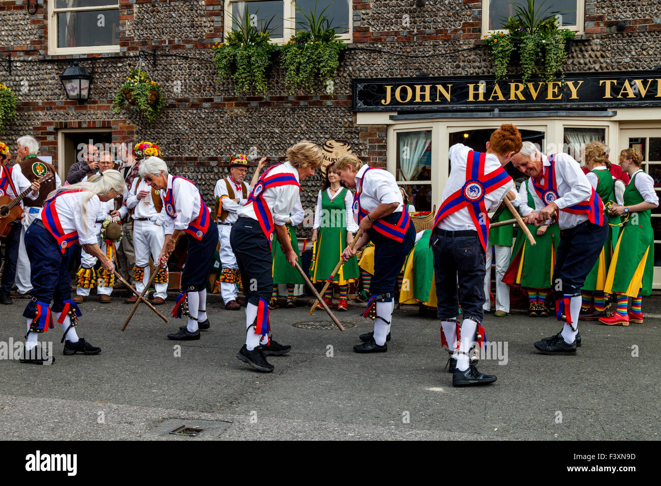 Ditchling Morris Tänzer in der John Harvey Taverne In Lewes bei den Städten jährliche Volksfest, Lewes, Sussex, UK Stockfoto