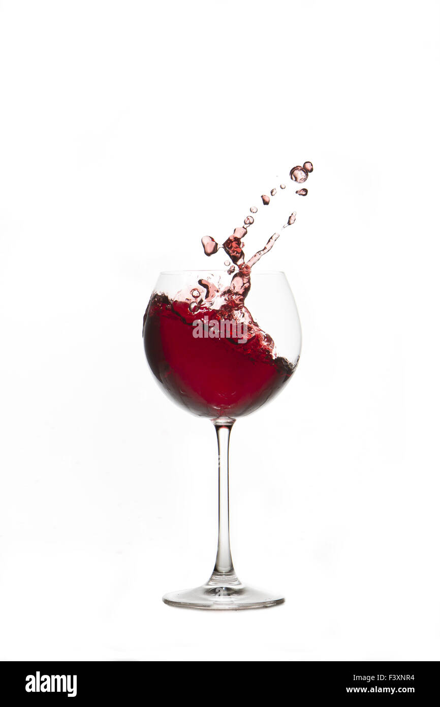 Rotwein Glas Spritzen, mit weißem Hintergrund Stockfoto
