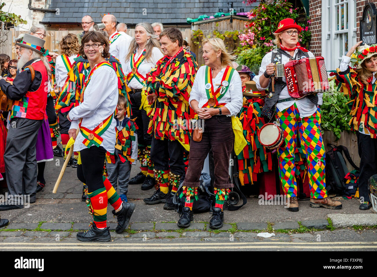 Verschiedenen Morris Gruppen warten, um In die Stadt Lewes führen Sie während der jährlichen Volksfest, Lewes, Sussex, UK Stockfoto
