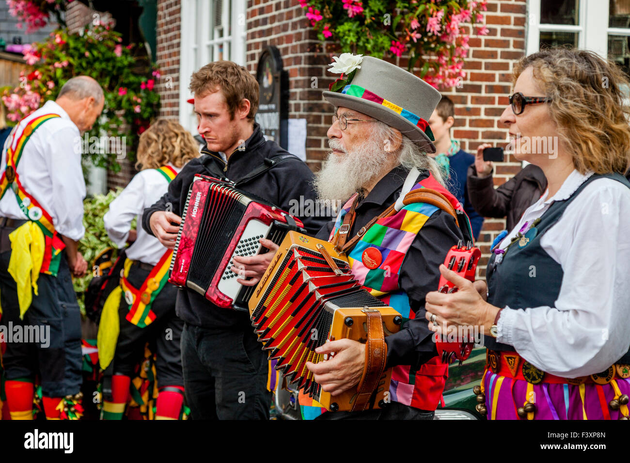 Morris Tanz Gruppen, die In der Stadt von Lewes in Städten jährliche Volksfest, Lewes, Sussex, Großbritannien Stockfoto