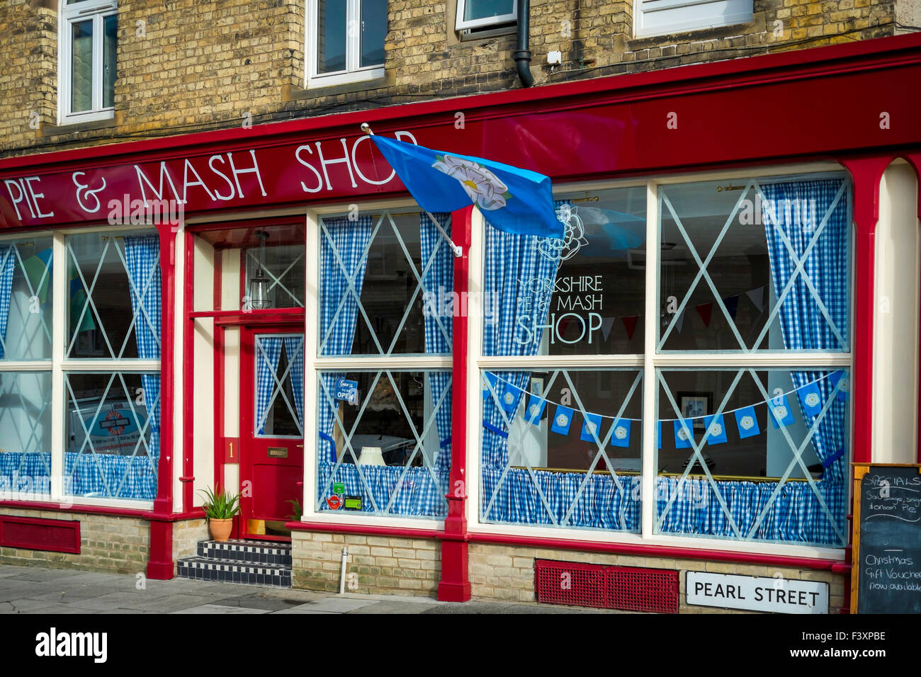 Ein traditioneller Kuchen und Mash-Shop in Saltburn am Meer, mit einem Yorkshire-Flagge außerhalb Stockfoto