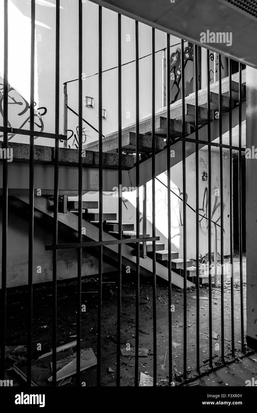 Hinter Gittern im Treppenhaus Stockfoto