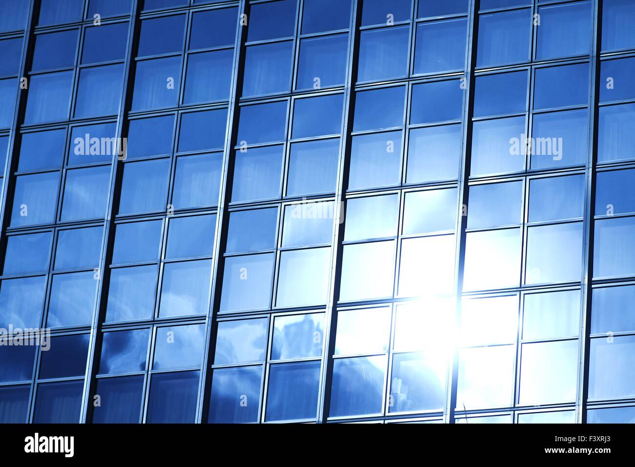 Reflexion der Sonne auf windows Stockfoto