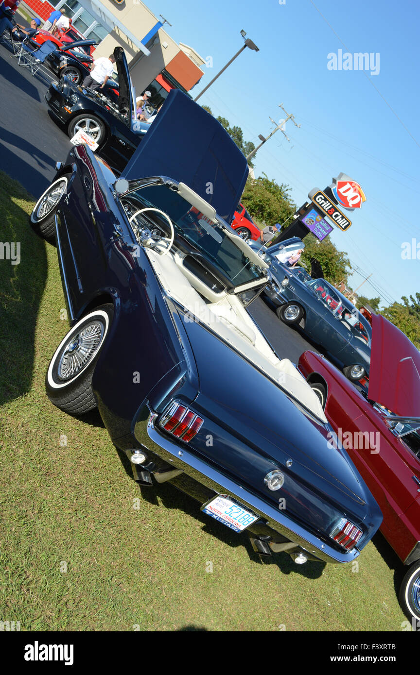 Ein schwarz 1965 Ford Mustang bei einer Autoshow. Stockfoto