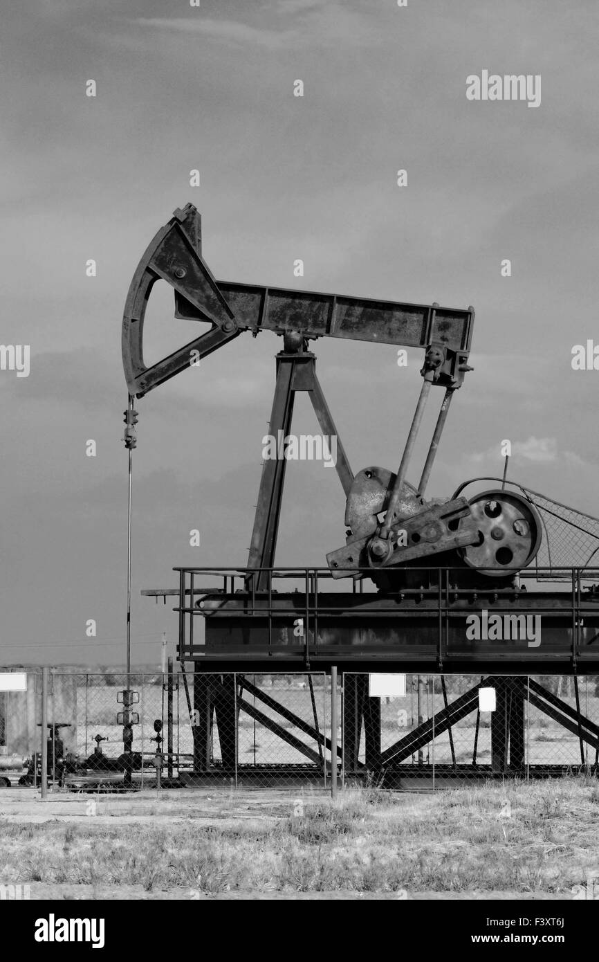 Öl und Gas auf der Wiese in Betrieb Stockfoto