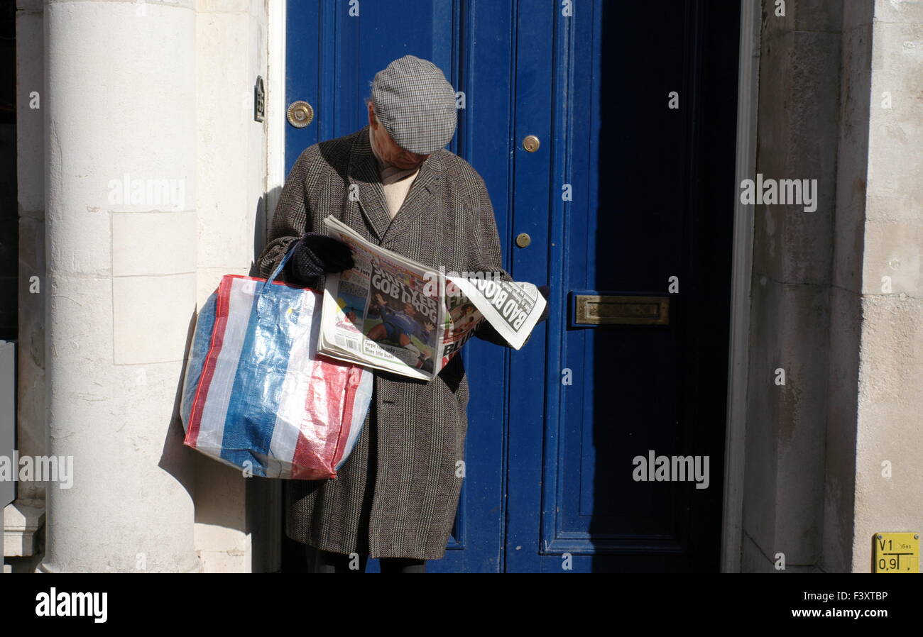 AJAXNETPHOTO. GOSPORT, ENGLAND. -GESTERN - MANN LIEST EINE ZEITUNG AUF DER STRAßE. FOTO: JONATHAN EASTLAND/AJAX REF: R50903 14 Stockfoto