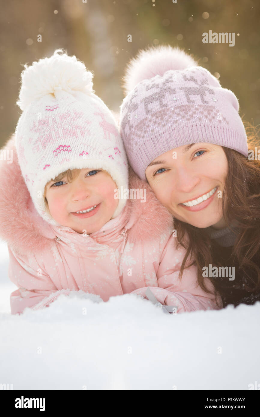 Glückliche Familie auf Schnee liegen Stockfoto