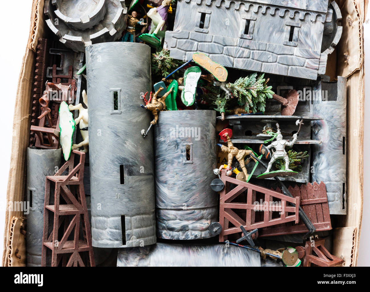 Marx, aus den 60er Jahren eingestellt. Ritter und Wikinger, Zahlen in zerschlagene Box mit Snap zusammen schloss Stücke, die Bäume und die Belagerung Motoren. Kein Deckel. Stockfoto