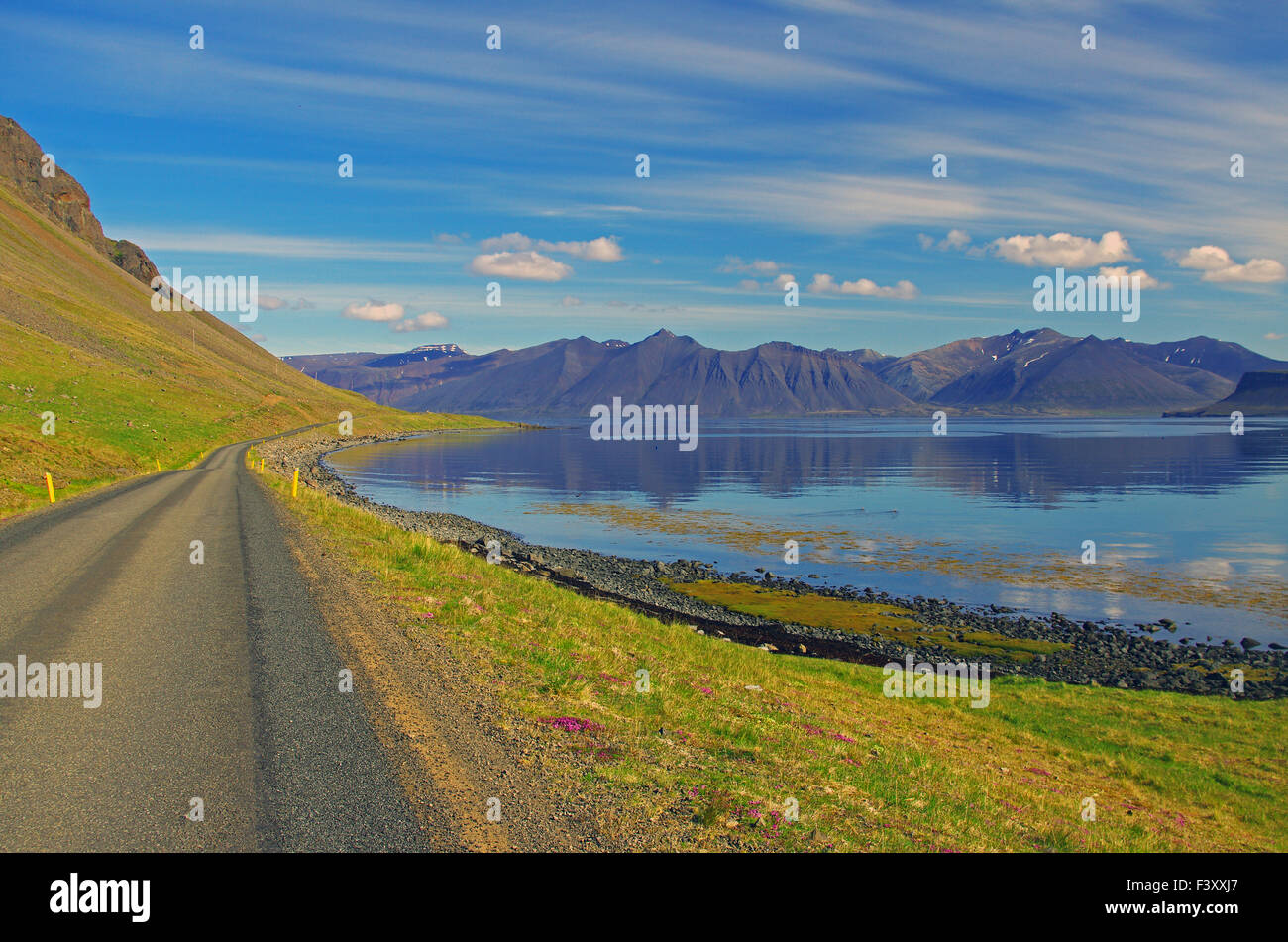 Einsame Straße im Nordwesten Islands Stockfoto