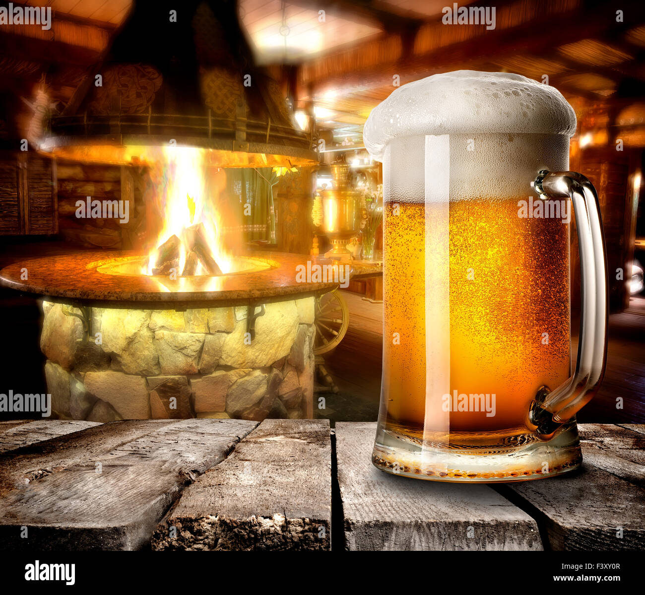 Krug schäumendem Bier auf Holztisch in der Bar Stockfoto